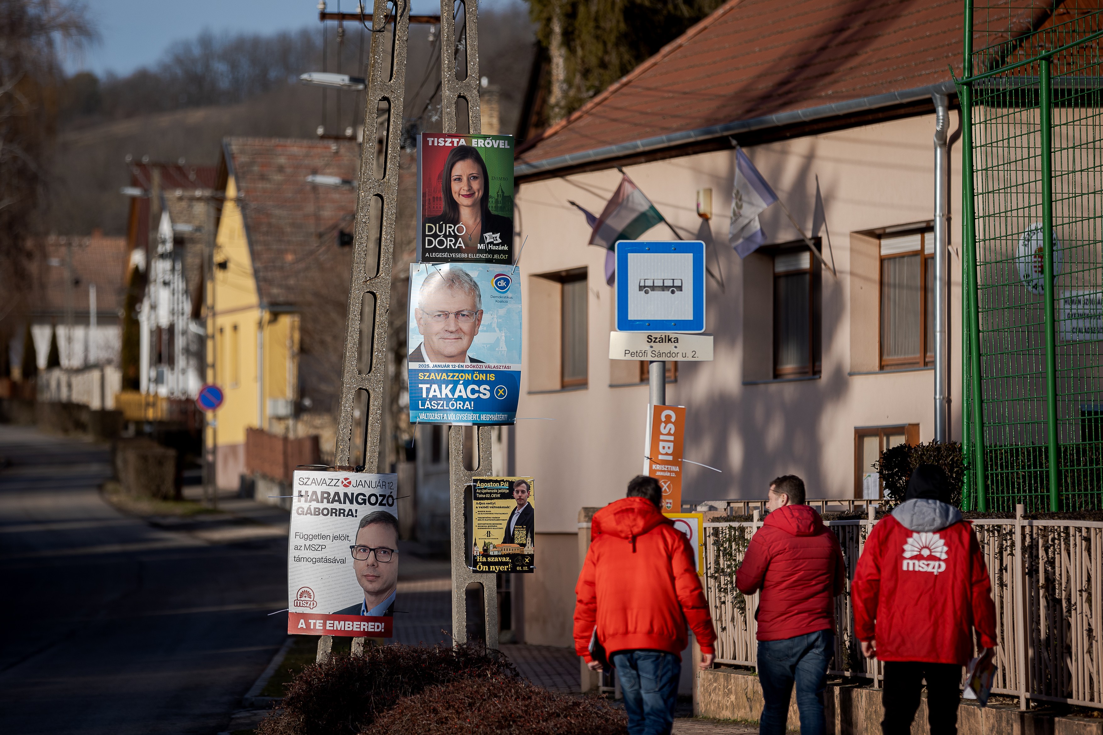 „Dőlnek össze a házak, állva lehet szarni a gazban” – kampányriport az időközi választásra készülő Dombóvárról, ahol a Fidesz „nagyon-nagyon be van ágyazva” 13