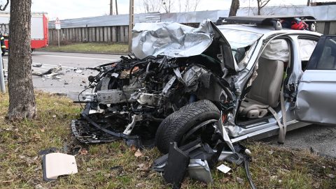 Busz és autó ütközött Budapesten, több sérültet tűzoltók szabadítottak ki