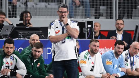 Csere a magyar kézikeretben az első középdöntős meccs előtt