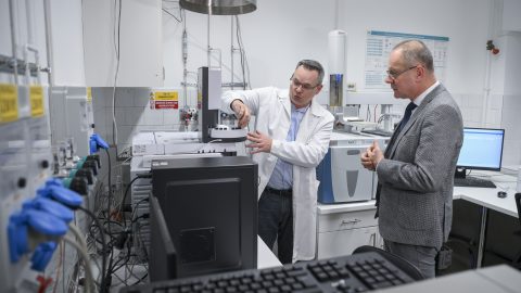 Navracsics: Mindenki biztonságban van a debreceni gyárak mellett, a viták erősen el vannak túlozva