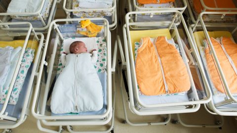 Sokkoló születésszám: 2024-ben egy zalaegerszegnyi emberrel kevesebben lettünk Magyarországon