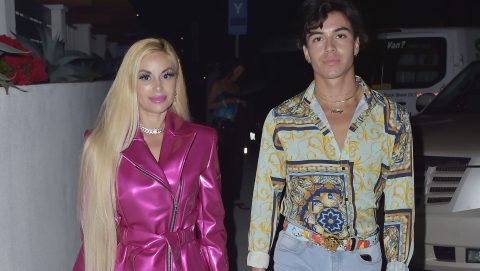 23 éves fia vérével szállna szembe az öregedéssel a magát „Emberi Barbie babának” kikiáltó 47 éves édesanya