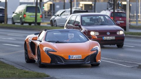 Egy vadonatúj McLaren parkol a skót férfi háza előtt, miután befizetett 80 forintnyi összeget egy online nyereményjátékon