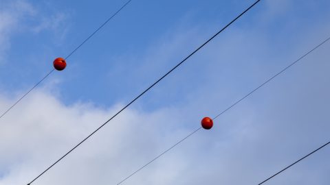 Egyszerű okból kerülnek piros gömbök a villanyvezetékekre, habár a felszerelésük annál bonyolultabb