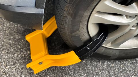 Annyira nem megy a parkolás a Mészáros Lőrinchez tartozó budai fitneszklubnál, hogy kerékbilinccsel motiválnák a vendégeket