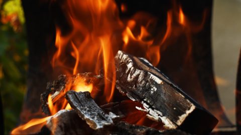 Kigyulladt a ruhája és halálra égett egy idős férfi, amikor be akart gyújtani a kályhába