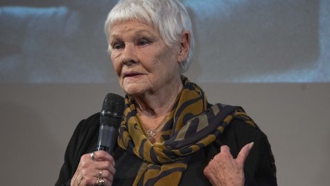 Judi Dench azt mondja, a rossz látása miatt már nem tud kísérő nélkül kimozdulni