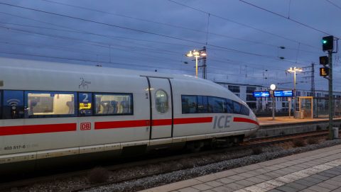 A két kocsi közötti kábelekbe kapaszkodva „utazott” egy magyar férfi egy nagysebességű német vonaton