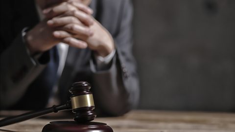 Évekkel enyhébb büntetést kapott a férfi, aki hagyta halálra fagyni a disznóvágáson berúgó élettársát