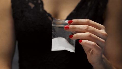 Fegyházbüntetést kértek a drogos énekesnő dílerére és annak társaira, köztük van egy táncművész is