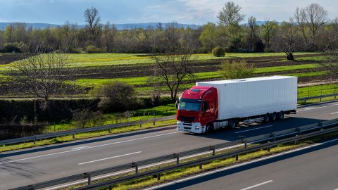 Hirtelen rosszul lett egy kamionos az M3-ason, egy pénzügyőr vezette tovább a 40 tonnás monstrumot