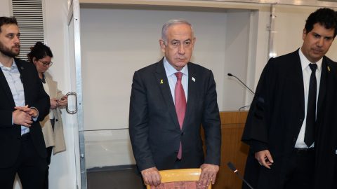 Lincshangulat a kiadott izraeli túszok körül, Tel-Aviv leállította a cserében elengedett palesztinok buszait