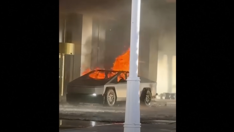 Felrobbant egy Tesla a Las Vegas-i Trump Hotel bejáratánál – videó
