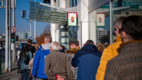 Napi százezer felett az ügyfelek száma, növelik a kormányablakok kapacitását az ügyfélkapus átállás miatt