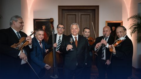 Talpas pohárral kezében, muzsikusokkal indította a reggelt Orbán Viktor