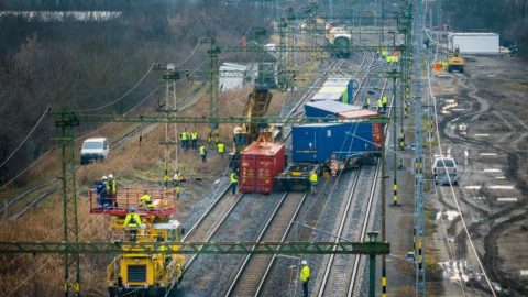 Le kellett bontani a felsővezetéket is a Szegeden kisiklott tehervonat miatt