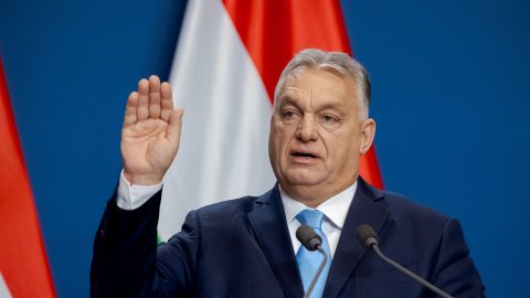 Cézárként ábrázolták Orbán Viktort a holland lapban, amely a felcsúti és hatvanpusztai birtokokról közölt cikket