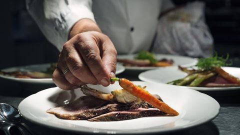 „Életem legnehezebb napja volt”: karja amputálásáról mesélt a Michelin-csillagos brit séf