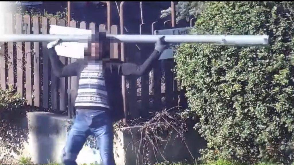 Jogerősen két és fél évet kapott a közlekedési táblával súlyzózó férfi – videóval