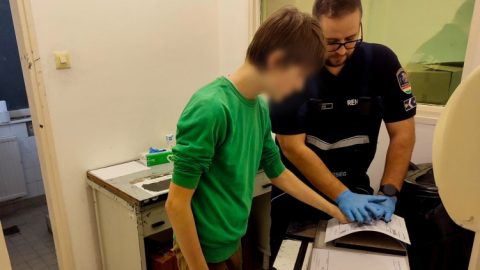Őrizetbe vettek egy 14 éves fiút, aki négy iskolának küldött bombafenyegetős emailt