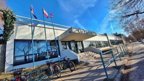 Gyanúsítottként hallgatták ki a váci uszodában kamerát elrejtő férfit