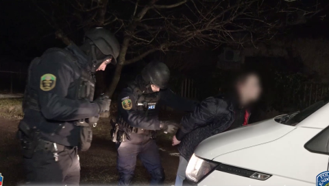 Kommandósok csaptak le egy férfire és az unokaöccsére, több mint fél kiló kokaintípusú drog volt egyiküknél