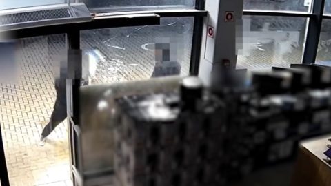 Videón, ahogy fejszékkel esik az egyik műszaki áruház kirakatának a zsákos banda