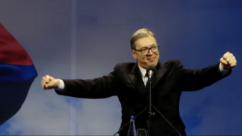 Vucic üzent a tüntetőknek