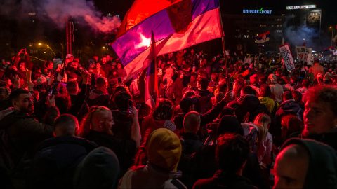 Elfoglalták a város hídjait a tüntető diákok Újvidéken