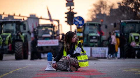 Az ügyvédek és a taxisok is csatlakoztak a kormány ellen tüntető tömegekhez Szerbiában