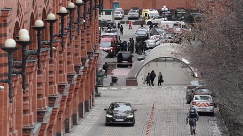 Kizuhant az ablakon egy orosz zeneszerző, akinél épp házkutatást tartott a rendőrség