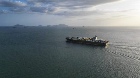 Bejelentette az USA, hogy az amerikai kormányhajók ingyen haladhatnak át a Panama-csatornán, de a csatorna üzemeltetője erről nem tudott