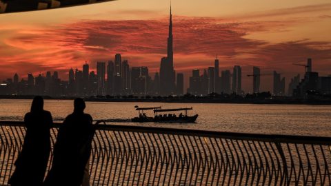 Elsőfokon két évet kapott a férfi, aki celebeket is közvetített Dubajba