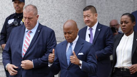 Trumpék leszóltak, hogy az ügyészség ejtse a New York-i polgármester elleni korrupciós vádakat, erre kitört a botrány
