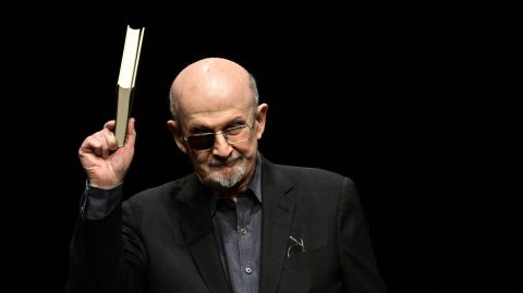 Gyilkossági kísérletben bűnös Salman Rushdie támadója, 25 évet is kaphat