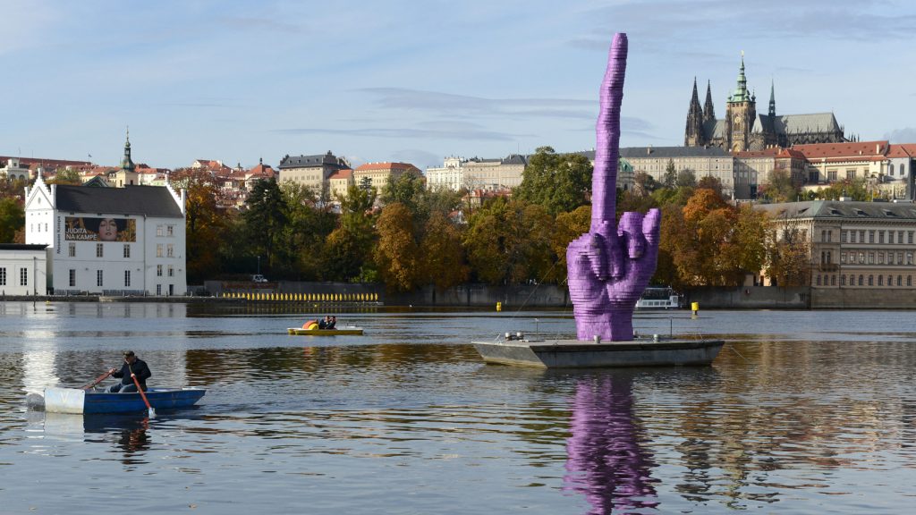 Mindene a botrány, és bármikor bemutat a hatalomnak a szobrászat prágai fenegyereke