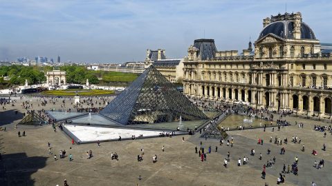 Baj van a Louvre ikonikus üvegpiramisával