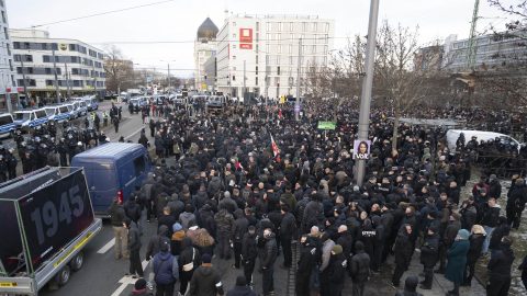 A magyar és cseh résztvevőket is köszöntötték a drezdai neonáci felvonuláson