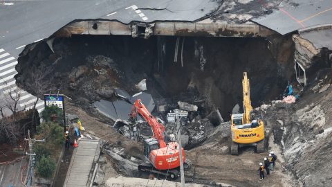 Lassan egy hete nem tudják kiszabadítani a föld alól azt a 74 éves sofőrt, akinek kráter nyílt a kamionja alatt Japánban