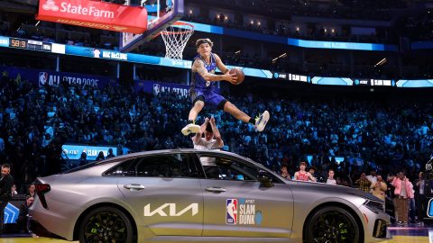 Az autót is átugró 188 centis kosaras lett az NBA első háromszoros zsákolóbajnoka