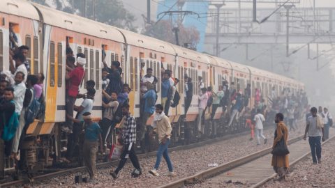 Legalább tizenöt ember meghalt a pályaudvaron Újdelhiben egy tömegbalesetben