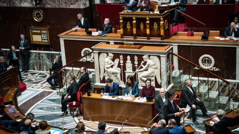 Ismét megbuktathatják a francia kormányt