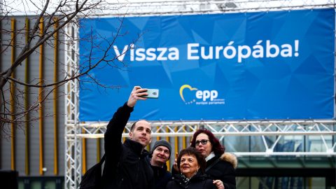 Szelfik, prezik, tapsok: képeken a Tisza-kongresszus délelőttje