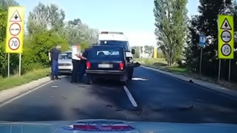 12 év fegyházat kértek a fejszével fenyegetőző férfire, aki a figyelmeztető lövés után frontálisan belehajtott a rendőrségi kisbuszba – videó