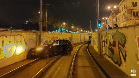 Ittas állapotban a Szabadság híd alatti villamosalagútba hajtott egy autós