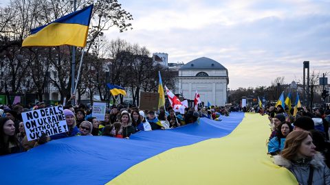 Ruszkik haza! demonstrációt tartottak az Andrássy úti orosz nagykövetségnél