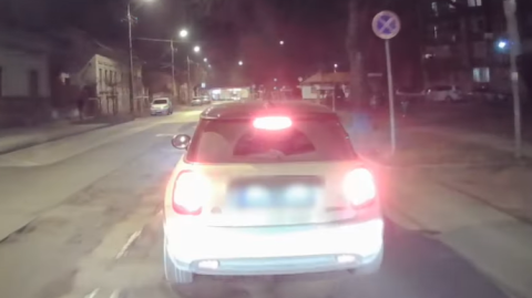 Utasokkal teli busz előtt büntetőfékezett egy sofőr a XV. kerületben – Videó