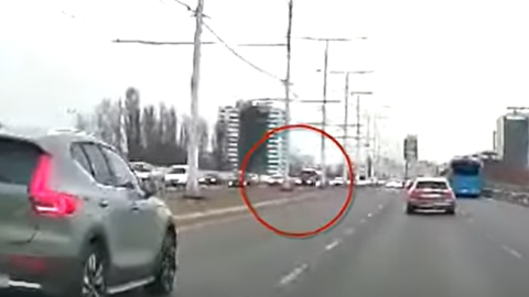 Egy kamion lökte át az autókat a túloldalra – videón az Árpád hídi baleset