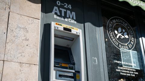 Itt a bankszámladíjak emelésének időszaka, de odafigyeléssel tízezreket spórolhatunk