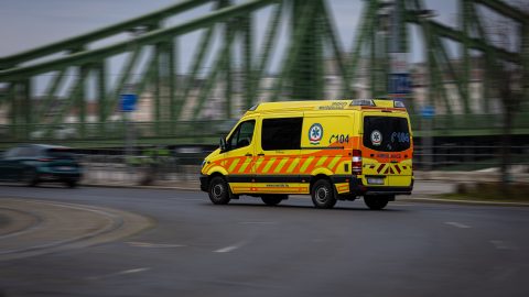 Gátlástalannak nevezte az Országos Mentőszolgálat a MOMSZ elnökét, miután kiposztolt egy fotót egy platós teherautón szállított betegről